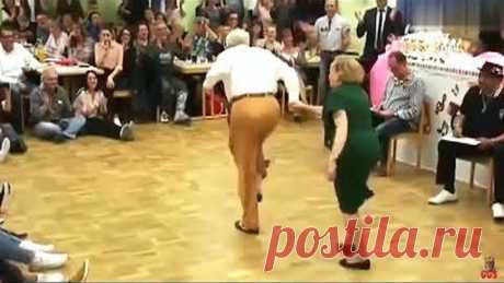 Ну старики и зажигают!!! (А ведь обоим за 80 )