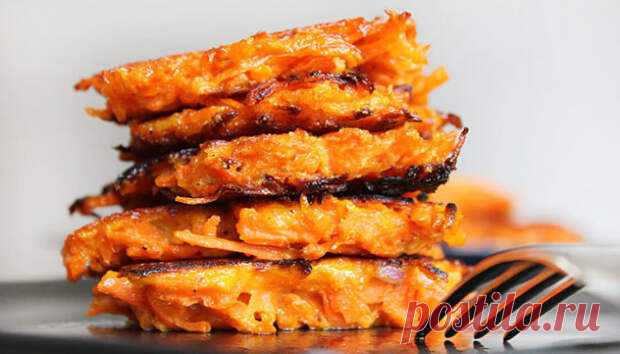 Морковные оладьи – 7 рецептов - Будет вкусно - Медиаплатформа МирТесен Морковь в рационе детей просто незаменимый продукт. Ведь она содержит множество необходимых для растущего организма витаминов и других полезных веществ. Употребление моркови укрепляет глазную сетчатку, способствует нормальному росту, благотворно влияет на легкие. Не обязательно есть морковку в - 4 февраля - 43238810165 - Медиаплатформа МирТесен