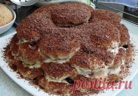 ТОРТ "ЧЕРЕПАХА" 

Ингредиенты:

 6 белков
 6 желтков
 стакана сахара
 2 стакана муки
 1 ч л соды или разрыхлителя

Крем:

 750 г сметаны
 1 ст сахара

Приготовление:

Белки взбить с 1 стаканом сахара. Желтки взбить с 1 стаканом сахара.
Соединить белки и желтки. Осторожно ввести просеянную с разрыхлителем муку. Выпекать на противне лепешечки, выкладывая тесто ложкой, меньше столовой ложки за раз (десертной ложкой). Температура 180 градусов.

Для крема смешать венчиком смета...