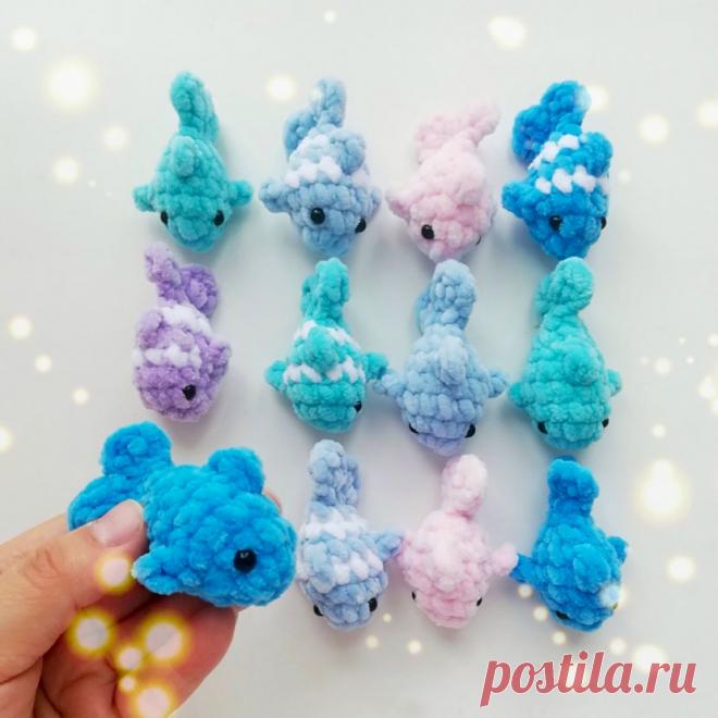 PDF Рыбка крючком. FREE crochet pattern; Аmigurumi toy patterns. Амигуруми схемы и описания на русском. Вязаные игрушки и поделки своими руками #amimore - плюшевая рыба, маленькая рыбка из плюшевой пряжи.