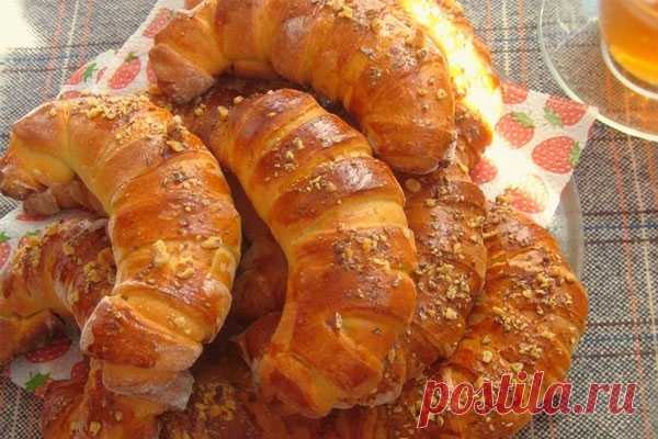 Рогалики с вареной сгущенкой и орехами

Сладкие, нежные рогалики из дрожжевого теста с начинкой из вареной сгущенки и грецких орехов!