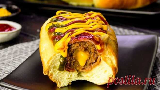 Сытный хот-дог - рецепты пальчики оближешь - Журнал Советов Когда готовить нет никакого желания, а на ужин все равно нужно что-то горячее и сытное, на помощь приходят вот такие рецепты. Кажется, что это фаст-фуд, но на самом деле это простой и полезный рецепт на каждый день. 1.Вот как мы приготовили котлеты с сырной начинкой для оригинального хот-дога. Необходимые ингредиенты Для котлет (4 штуки): 300 г […]