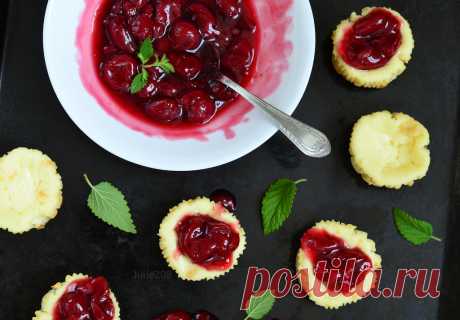 Мини-чизкейки с вишневым соусом Вкусный, в меру сытный и очень нежный десерт. Для меня чизкейк по этому рецепту обладает тем самым вкусом, по которому чизкейк и отличается, например, от творожной запеканки )) А с вишневым соусом получается отличное сочетание!Ингрдиенты:(на 12 порций)- 60 г печенья (вроде "Юбилейного")- 300 г...