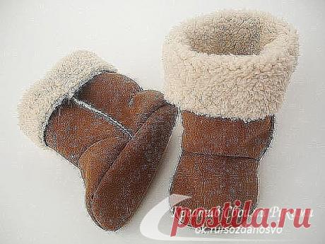 Не выбрасывайте старую дублёнку! Из неё можно сшить уютные угги.

Прежде всего, необходимо сделать выкройку Угги.
 
Нам понадобятся выкройки четырех деталей: подошвы, носка, передняя и задняя части голенища. Все эти выкройки можно изготовить, обрисовывая на бумаге свою ногу. Не забудьте только сделать припуски на швы по 1,5 – 2 сантиметра.

Изготовив бумажную выкройку Угги и удостоверившись, что все детали 
подходят друг к другу, переносим выкройку на ткань и вырезаем дета...