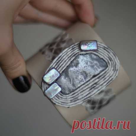 Доброе, воскресное! 💙
Очень красивый браслет получился на днях, почти монохромный, спокойных, мягких оттенков. Глаз иногда устает от пестроты и яркости и ему нужно успокоиться и отдохнуть, впрочем не только глазу но и разуму. 🙏
Браслет широкий, разъемный. Регулируется в размере.
Он выполнен из кожи питона, барочного жемчуга и тонированного агата.
Словно осколок породы с другой планеты, таинственный и манящий.💫
