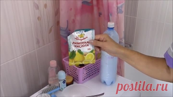 Чистая кафельная плитка в ванной комнате.
