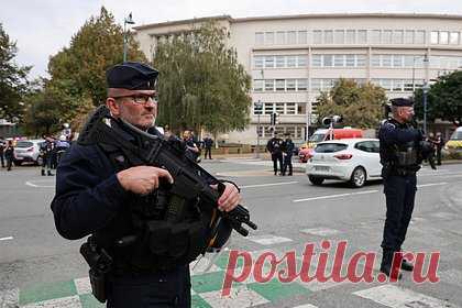 Во Франции задержали брата напавшего на школу мужчины с ножом. Брат мужчины, который напал на школу во французском городе Аррас, задержан у другого учебного заведения. При нем не обнаружили оружие, пишет издание Le Parisien со ссылкой на полицейских. Третий брат в данный момент отбывает наказание по уголовному делу о террористическом запланированном нападении.