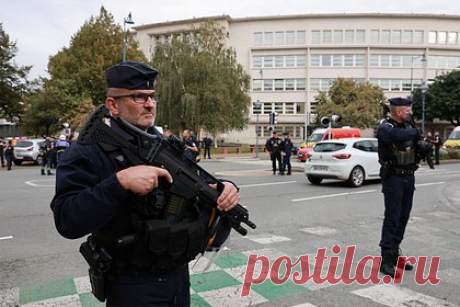 Во Франции задержали брата напавшего на школу мужчины с ножом. Брат мужчины, который напал на школу во французском городе Аррас, задержан у другого учебного заведения. При нем не обнаружили оружие, пишет издание Le Parisien со ссылкой на полицейских. Третий брат в данный момент отбывает наказание по уголовному делу о террористическом запланированном нападении.