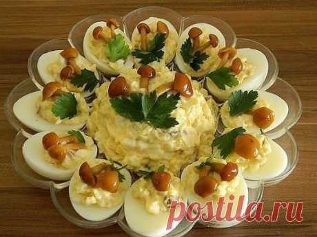 ВКУСНЕЙШИЙ и КРАСИВЕЙШИЙ Яичный салат с ОПЯТАМИ🍄🍄🍄
☑ИНГРЕДИЕНТЫ:
яйца — штук 6,
картофель — 3 штуки средних
грибы — грамм 100.
☑Приготовление:
Тут можно на свой вкус соотношения брать: 
кто — то больше яйца любит — можно яиц больше взять, будет салат более яичный. 
Взять картошки поболее — будет салат более картофельный. 
А кто более пряности любит и хрустинку — то грибочков больше добавить.
Отварить яйца вкрутую. 
Часть из них разрезать на половинки, вынуть желтки. 
Оставшиеся целые яйца и