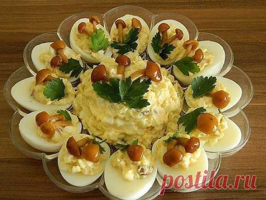 ВКУСНЕЙШИЙ и КРАСИВЕЙШИЙ Яичный салат с ОПЯТАМИ🍄🍄🍄
☑ИНГРЕДИЕНТЫ:
яйца — штук 6,
картофель — 3 штуки средних
грибы — грамм 100.
☑Приготовление:
Тут можно на свой вкус соотношения брать: 
кто — то больше яйца любит — можно яиц больше взять, будет салат более яичный. 
Взять картошки поболее — будет салат более картофельный. 
А кто более пряности любит и хрустинку — то грибочков больше добавить.
Отварить яйца вкрутую. 
Часть из них разрезать на половинки, вынуть желтки. 
Оставшиеся целые яйца и