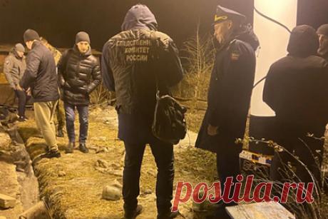 В Приморье два ребенка погибли от взрыва старого снаряда. В Октябрьском районе Приморского края два ребенка погибли от взрыва старого снаряда. По данным источника, знакомого с ситуацией, погибшие — двоюродные братья. 11-летний и 12-летний мальчики находились у бабушки и во дворе дома нашли старый снаряд, который взорвался в результате неосторожного обращения.