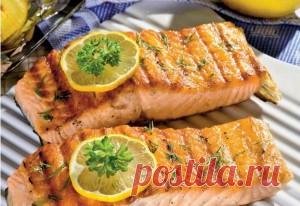 Рыба гриль. Подавать рыбу гриль на большом блюде щедро украсить   свежими овощами. Из соусов к рыбе гриль подходит соус тартар  или самый простой в приготовлении, соусов сметана заправленная   солью и белым перцем.