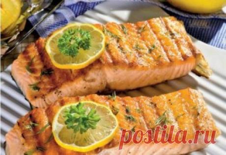 Рыба гриль. Подавать рыбу гриль на большом блюде щедро украсить   свежими овощами. Из соусов к рыбе гриль подходит соус тартар  или самый простой в приготовлении, соусов сметана заправленная   солью и белым перцем.