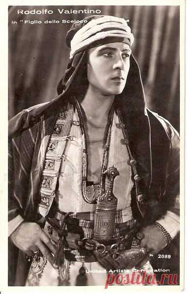 Рудольф Валентино (англ. Rudolph Valentino; 1895 — 1926) — американский киноактёр итальянского происхождения, идол эпохи немого кино.  "Сын шейха" 1926 г.