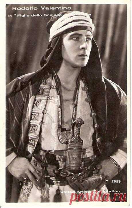 Рудольф Валентино (англ. Rudolph Valentino; 1895 — 1926) — американский киноактёр итальянского происхождения, идол эпохи немого кино.  &quot;Сын шейха&quot; 1926 г.