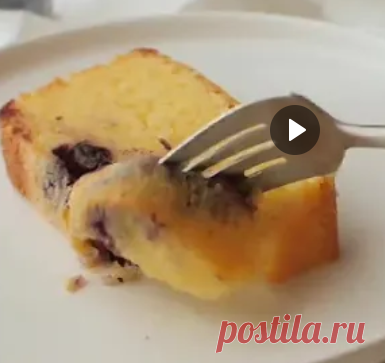 Лимонный кекс с голубикой
Влажный, очень нежный кекс. Можно сделать с малиной, со смородиной, либо вообще без ягод.  Ягод можно взять больше, тогда они будут чаще появляться в кексе, у меня 150 г🤗
Ягоды обязательно обваляйте в муке, так они не осядут на дне кекса после выпекания
Ингредиенты:
Сахар - 300 г Цедра двух лимонов Сок двух лимонов (около 110-120 мл) Сливочное масло - 227 г Яйцо - 4 шт Мука - 360 г Разрыхлитель - 1 ч.л.
Ванильный сахар - 1 ч.л.
Соль - 0,5 ч.л.
Го...