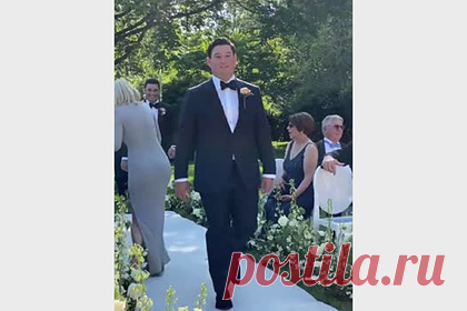 Будущая свекровь помешала жениху пройти к алтарю на свадьбе и разозлила невесту. Невеста сняла на камеру разозлившие ее действия будущей свекрови на свадьбе. На размещенных кадрах женщина в длинном бежевом платье пробирается к своему месту во время церемонии, мешая жениху пройти к алтарю. Последний сторонится ее и закатывает глаза со словами: «Сумасшедшая».