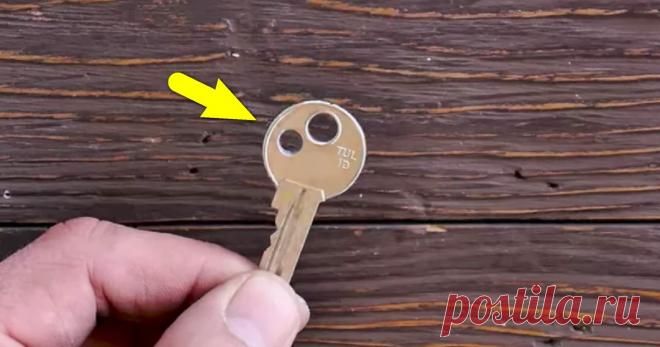 Зачем люди делают ещё одно отверстие в ключах, и Почему не помешает повторить за ними Идеи в интернете распространяются со скоростью света. Стоит только сделать что-то интересное, снять на видео, как уже через считанные дни это повторят тысячи пользователей. Вот и сейчас всё больше и больше людей просверливают дополнительные отверстия на ключах. Зачем? Узнав причину, захочется сделать так же.