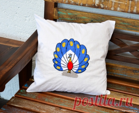 Павлин в технике ковровая вышивка для интерьерной подушки
