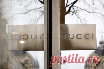 В Gucci раскрыли имя нового креативного директора. Компании Kering и Gucci раскрыли имя нового креативного директора бренда, им стал Сабато де Сарно. Отмечается, что на этой должности он сменил Алессандро Микеле, который покинул пост в ноябре 2022 года. Первый показ Gucci под руководством Сабато де Сарно состоится в сентябре 2023 года во время Недели моды в Милане.