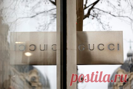 В Gucci раскрыли имя нового креативного директора. Компании Kering и Gucci раскрыли имя нового креативного директора бренда, им стал Сабато де Сарно. Отмечается, что на этой должности он сменил Алессандро Микеле, который покинул пост в ноябре 2022 года. Первый показ Gucci под руководством Сабато де Сарно состоится в сентябре 2023 года во время Недели моды в Милане.