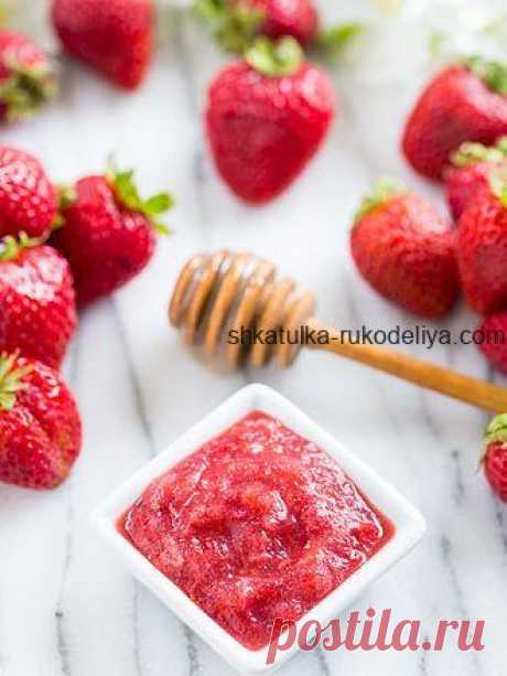 Домашняя косметика с клубникой Сезон клубники открыт. Поэтому хочется напомнить, что помимо чудесных десертов, вы также можете приготовить эффективную косметику, которая будет питать вашу кожу. Примером является клубничная питат…