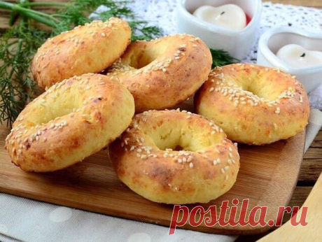 Творожные бублики с сыром

Мягкие, нежные, ароматные творожные бублики с сыром

Ингредиенты:
Творог — 300 г
Яйцо — 1 шт.
Сыр твердый — 50 г
Мука — 5–6 ст. л.
Соль — по вкусу
Кунжут — 1 ст. л.

Приготовление:
Перед тем, как приступить к готовке, позаботимся о том, чтобы у нас были все необходимые продукты. Чтобы тесто не было жидким, берем сухой творог. Он должен прямо рассыпаться в руках.

На крупной терке натираем 50 г сыра и смешиваем его с творогом (300 г) и одним яйцом...