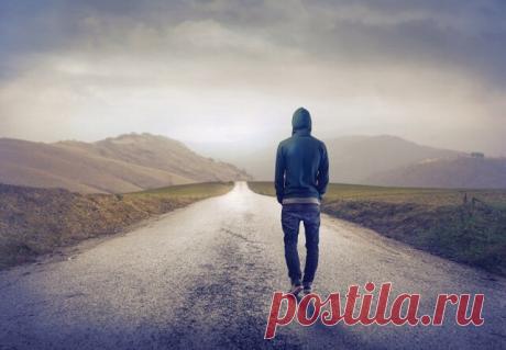 – СКАЗКА – 
 
– ТЫ НЕ ОДИНОК – 
 
Жил-был на свете человек, который в один особенный день почувствовал себя одиноким, всеми брошенным и никому не нужным. Окружающие словно сговорились: кто-то забыл о встрече с ним, другой был слишком занят, третий не понимал его и осуждал за навязчивость. Так наш герой оказался за пределами отношений, остался один на один со своими трудностями, переживаниями, мыслями, сомнениями. Со своей болью. 
 
– Ты не одинок, - послышался Голос, идущи...