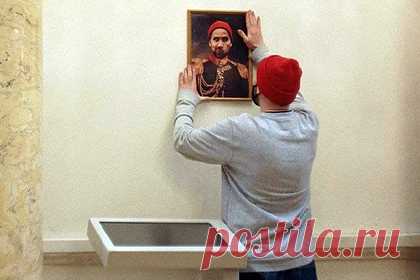 На повесившего свой портрет в Эрмитаже мужчину пожаловались в прокуратуру. Эрмитаж пожаловался в прокуратуру на посетителя, повесившего свой портрет в Военной галерее. В пресс-службе учреждения заявили, что мужчину надо проверить «на предмет возможного нарушения законодательства Российской Федерации, в том числе в части публичного оскорбления памяти защитников Отечества».