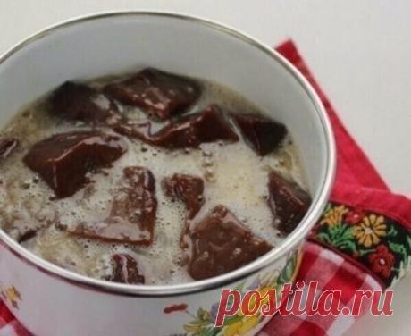 Самый вкусный рецепт печени! Печень получается мягкой, сочной, нежной!
Ингредиенты:
• 600 г говяжьей печени
• 1 яйцо
• 3 зубчика чеснока
• 1 ч. л. сахара
• 1 ч. л. соли (без горки)
• 0,5 ч. л. соды
• 1 луковица
• масло растительное для жарки
• мука кукурузная для панировки
Приготовление:
1. Печень вымой, обсуши, удали пленку и нарежь крупными кусочками.
2. Приготовь маринад: в миске взбей яйцо с солью, сахаром, содой и чесноком, пропущенным через пресс. Залей полученной смесью кусочки печени и о