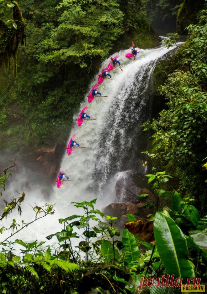 Потрясающие фотографии спортсменов-экстремалов (13 фото) | Чёрт побери Это храбрые из храбрых. Они лежат над пропастью на проволоке, прыгают через огонь и купаются вместе с лавой.   На грани фола. 27-летний полицейский из Рио-де-Жанейро поддерживает форму непростым способом.  Пожалуй, здесь большие экстремалы не наездники, а лошади поневоле. Каждый год в январе в испанской деревушке Сан-Бартоломе-де-Пинарес, расположенной в 100 км от Мадрида, проходят традиционные празднов...