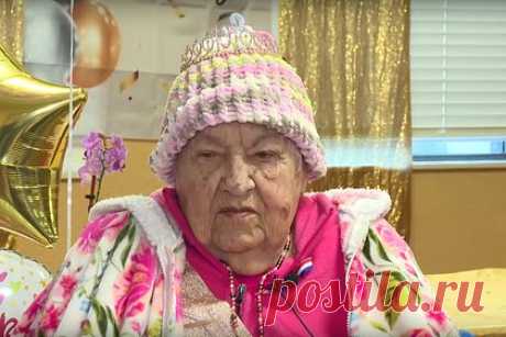 101-летняя женщина поделилась неожиданным секретом долголетия. Американская долгожительница, отпраздновавшая 101-й день рождения, поделилась секретом своего долголетия. Валерия Райан родилась в американском штате Мичиган в 1923 году. Во время Второй мировой войны она служила в Военно-морском флоте, потом вырастила семерых детей, а в 48 лет выучилась на медсестру.