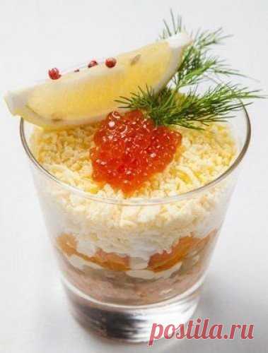 Салатики к новогоднему столу

Поделись с другом 

1. Салат «Снежная королева» с крабовыми палочками и яблоками

Ингредиенты:

Крабовые палочки — 250 г
Ветчина — 200 г
Сыр плавленый — 2 шт.
Яблоко — 1 шт.
Яйца куриные — 6 шт.
Арахис — 100 г
Лук — 1 шт.
Майонез — 350 г
Соль — по вкусу
Перец — по вкусу

Для маринада лука:

Вода — 2 ст. л.
Уксус — 2 ст. л.
Сахар — 1 ч. л.
Соль — 0,5 ч. л.

Приготовление:

1. Замариновать мелко нарезанную луковицу в маринаде из воды, уксуса, со...