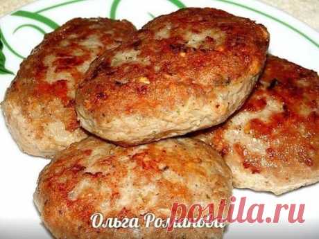 Мясные котлеты с овсяными хлопьями и сыром
Котлеты получаются очень сочными и пышными 
Фарш мясной - 700 гр 
Овсяные хлопья - 0,5 стакана 
Яйцо - 1 шт 
Молоко - 5 стол ложек 
Сыр - 50 гр 
Репчатый лук - 1 шт 
Соль и перец - по вкусу 
Растительное масло - для жарки 
Овсяные хлопья перемешать с яйцом и молоком ,оставить набухать минут на 30 
Смешать фарш с размягчёнными хлопьями 
Добавить натёртый сыр на мелкой тёрке и мелко нарезанный репчатый лук , ,поперчить и хорош перемш
