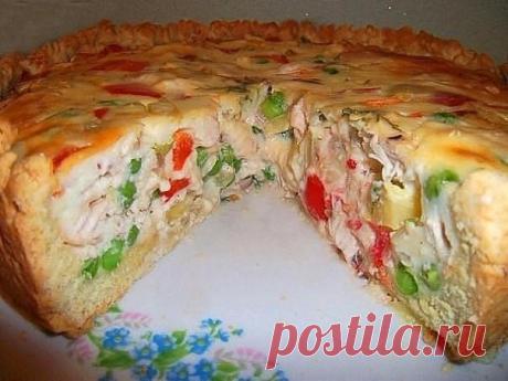 Открытый чудо – пирог
ам потребуется для теста:
150гр сливочного масла;
ст. молока;
2 ст. л. сметаны;
0,5 ч л соды(погасить в сметане);
2-2,5 ст муки.

Для заливки:
4 яйца;
4 ст. л. сметаны или майонеза;
3 ст. л. муки;
соль, перец.

Для начинки:
1 кур. грудка отварная;
1 помидор;
1небольшой сладкий перец;
200гр зеленого горошка;
2 небольшие луковицы.