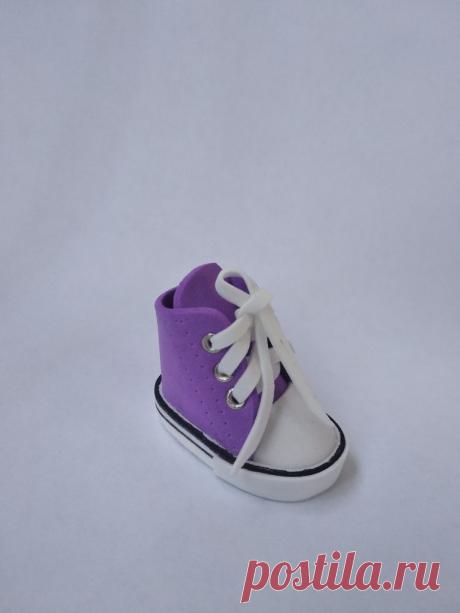 Мастерим кеды для куклы из фоамирана Для куклы как и для людей обувь имеет первостепенное значение при создании образа или, как сейчас модно говорить, аутфита. На китайских сайтах можно найти множество различных кедиков, сандаликов и прочих вариантов кукольной обуви.