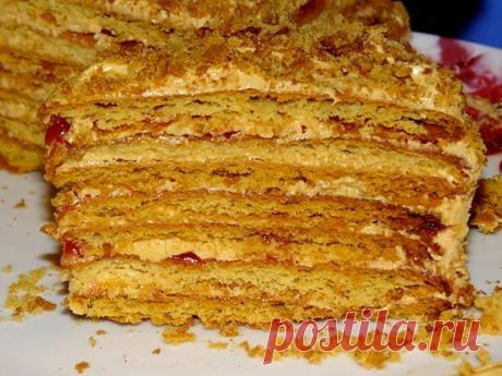 Торт на сковороде.
       
Ингредиенты:
  
Тесто:
   
Сливочное масло – 70 гр. (1/3 пачки),
Мёд – 1 ст. ложка,
Сода – 0,5 ч. ложки,
Сахар – 1/3 стакана,
Яйцо – 1 шт.,
Сметана / Молоко – 1 ст. ложка,
Мука – 1,5 стакана,
Орехи, шоколад, печенье – по вкусу и желанию.
  
Приготовление:
  
Масло растопить, добавить мёд и соду. Смесь должна закипеть и запениться. Яйцо растереть с сахаром, добавить ложку сметаны или молока, всыпать муку. Замесить тесто. Готовое тесто разделить на...