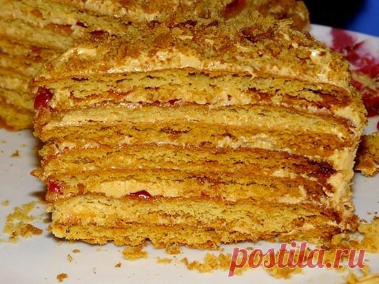 Торт на сковороде.
       
Ингредиенты:
  
Тесто:
   
Сливочное масло – 70 гр. (1/3 пачки),
Мёд – 1 ст. ложка,
Сода – 0,5 ч. ложки,
Сахар – 1/3 стакана,
Яйцо – 1 шт.,
Сметана / Молоко – 1 ст. ложка,
Мука – 1,5 стакана,
Орехи, шоколад, печенье – по вкусу и желанию.
  
Приготовление:
  
Масло растопить, добавить мёд и соду. Смесь должна закипеть и запениться. Яйцо растереть с сахаром, добавить ложку сметаны или молока, всыпать муку. Замесить тесто. Готовое тесто разделить на...