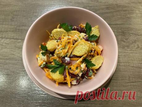 Салат с копченой курицей сухариками и фасолью