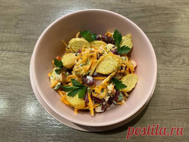 Салат с копченой курицей сухариками и фасолью