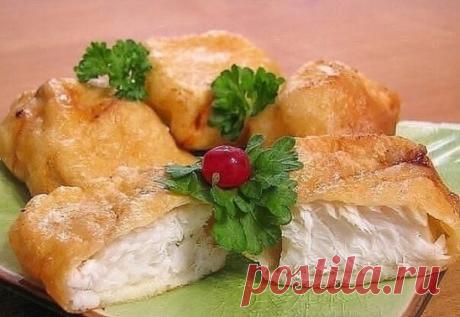 6 рецептов кляра для рыбы.
1. Рыба в сырном кляре
Рыба в этом кляре получается очень вкусная и достаточно сытная.
Ингредиенты:
- 200 гр филе рыбы
- 3 ст. ложки майонеза
- 4 яйца
- 100 гр твердого сыра
Приготовление:
1. Сыр натираем на крупной терке, смешиваем с яйцами и майонезом. 2. Все тщательно перемешиваем, добавляем соль, перец и муку. Все снова перемешиваем.
3. Берем филе рыбы, режем на небольшие кусочки, обмакиваем каждый в сырный кляр и обжариваем с обеих сторон на сковороде. 4. Как т