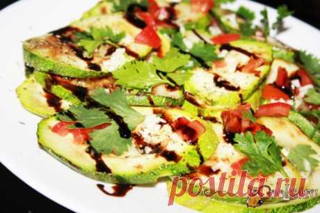 Антипасти из кабачка Антипасти из кабачка - это вкусная, легкая, полезная и очень простая в приготовлении закуска. Оливкового масло нужно совсем чуть-чуть, лишь для придания легкого аромата! Свежие листочки молодой кинзы и капля крема бальзамика прекрасно дополняют яркое и ароматное блюдо. Если антипати подается к романтическому ужину, чеснок лучше исключить.