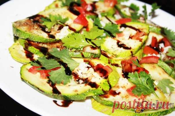 Антипасти из кабачка Антипасти из кабачка - это вкусная, легкая, полезная и очень простая в приготовлении закуска. Оливкового масло нужно совсем чуть-чуть, лишь для придания легкого аромата! Свежие листочки молодой кинзы и капля крема бальзамика прекрасно дополняют яркое и ароматное блюдо. Если антипати подается к романтическому ужину, чеснок лучше исключить.