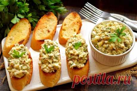 Вкусная закуска из тунца на гренках | Рецепты салатов и вкусняшек | Яндекс Дзен