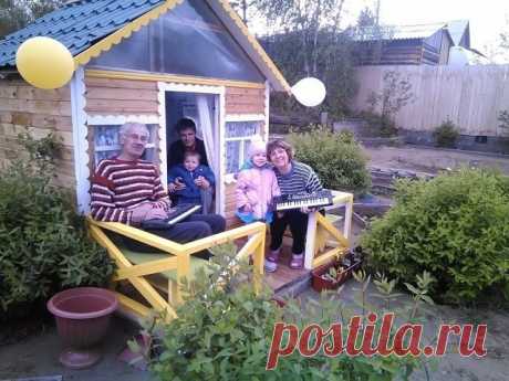 Дедушка на даче для внуков построил собственный домик 














