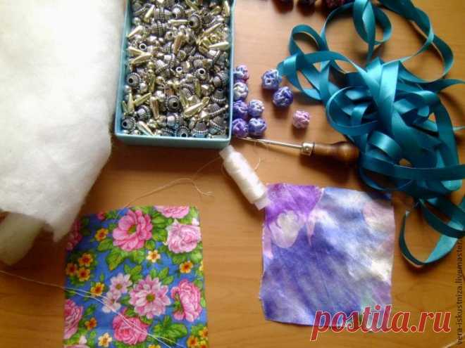 Шьем чудесные текстильные бусы В предверии 8 марта я предлагаю сделать такие чудесные бусы. Очень красивые и эффектные, сделанные с любовью. Итак, начнём этот сказочный и волшебный момент — превращение обычного кусочка ткани в прекрасные бусины. Нам нужно для изготовления : - лента атласная; - ткань; - иголка; - нитка; - синтепон; - шило; - различные бусины по желанию. 1. Берём ткань, отрезаем квадрат.