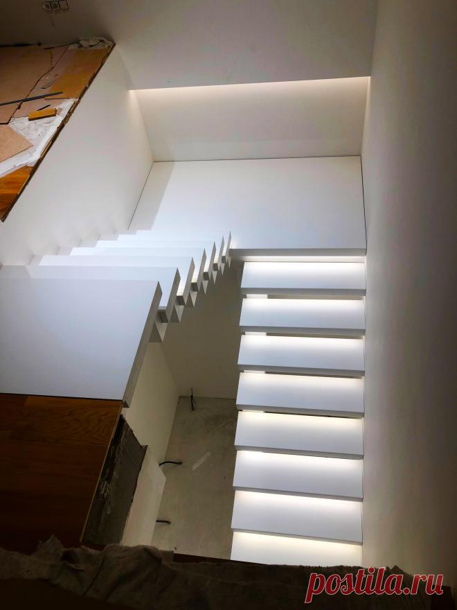 Лестница на косоуре и перилами из стекла