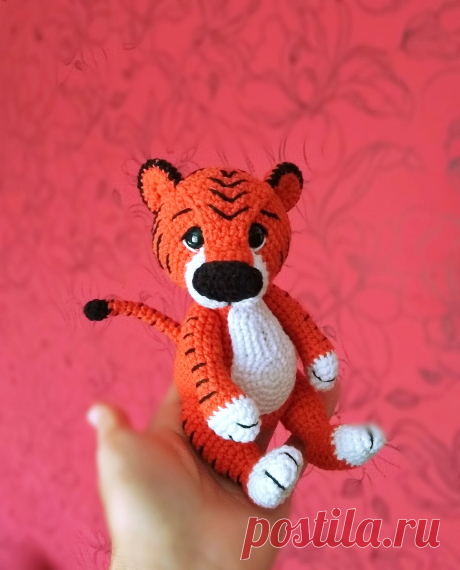 PDF Тигрёнок Мартин крючком. FREE crochet pattern; Аmigurumi animal patterns. Амигуруми схемы и описания на русском. Вязаные игрушки и поделки своими руками #amimore - тигр, тигрёнок, тигрята, котик, кот, котенок.