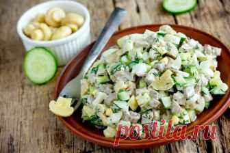Салат с маринованными грибами, мясом и свежим огурцом Сытный и одновременно свежий салат для любого случая.