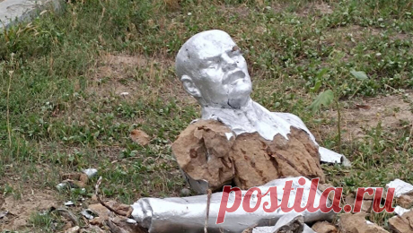 Вандалы разрушили памятник Ленину в Астрахани. В Астрахани вандалы разрушили памятник революционеру и марксистскому теоретику Владимиру Ленину. Об этом сообщает Telegram-канал &quot;Астраханский листок&quot;. По информации Telegram-канала, памятник революционеру, установленный в ...